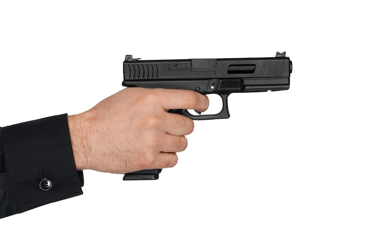 Homem saca arma e agride Agente de Saúde com socos no rosto 1 homem irreconhecivel a puxar o gatilho com uma arma de canhao curto 7502 10095